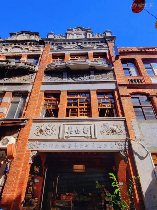 「郭怡美商行」變身為21世紀的「郭怡美書店」，1922年興建的華麗街屋是當年迪化街「三仙」之一郭烏隆開設的商號所在。（圖／行遍天下提供）