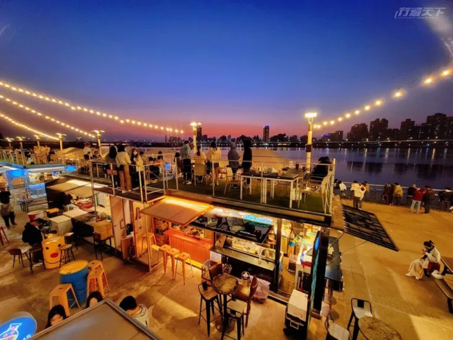 大稻埕碼頭貨櫃市集坐擁台北市區最美夕陽，愈夜愈美麗。（圖／行遍天下提供）