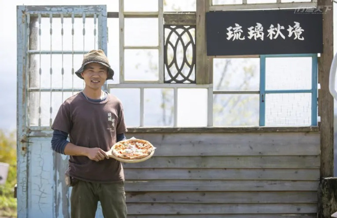 老闆阿土親自打造的老窗光影故事牆。（圖／行遍天下提供）