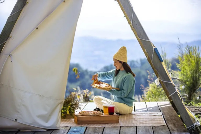 琉璃秋境以野餐的方式讓旅人享用披薩與美景。（圖／行遍天下提供）