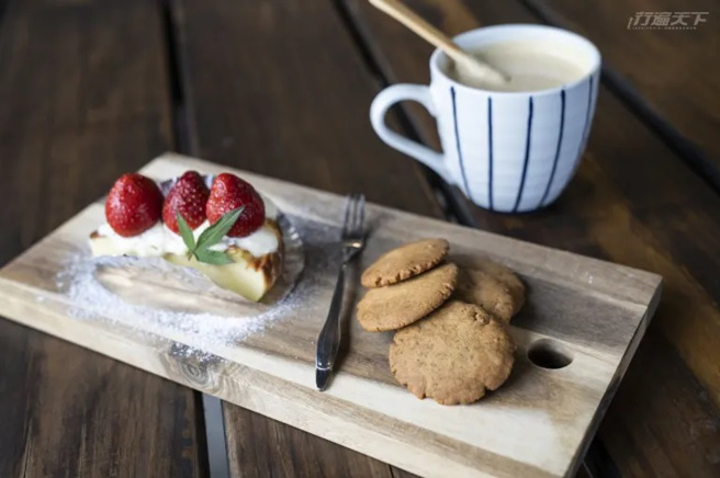 剛出爐的手工餅乾搭配薑汁撞奶和草莓季限定的草莓巴斯克乳酪蛋糕，打開甜點的第二個胃。（圖／行遍天下提供）


