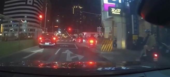 警方开在前方协助开道。（翻摄照片／高雄洪靖宜传真）