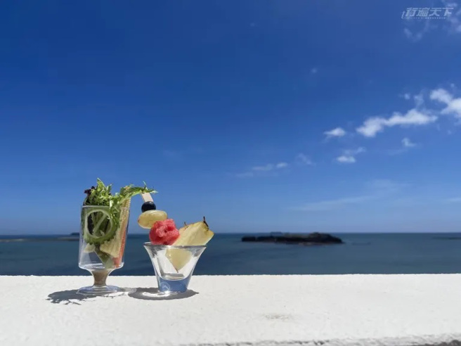 結合當地小農「拐瓜劣棗」的芝麻葉、山苦瓜、玉米筍等季節時蔬，讓人品嚐澎湖風土的滋味。（圖／小島家提供）