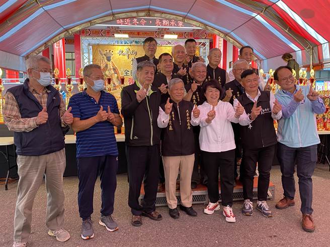 嘉义市长黄敏惠称许九华山地藏庵推展围棋赛及社教活动，助益品格教育。（廖素慧摄）