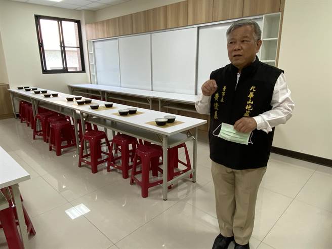 九华山地藏庵董事长黄俊森分享新建菩提楼2馆专供音乐社教课使用。（廖素慧摄）