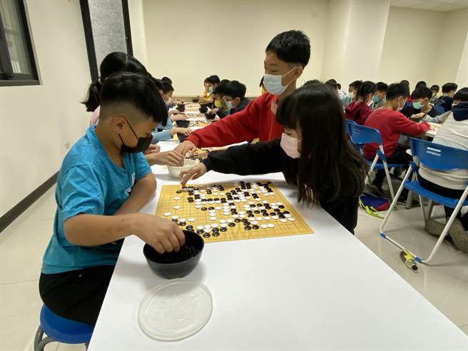 围棋小选手在九华山地藏庵新建菩提楼2馆比赛棋艺。（廖素慧摄）