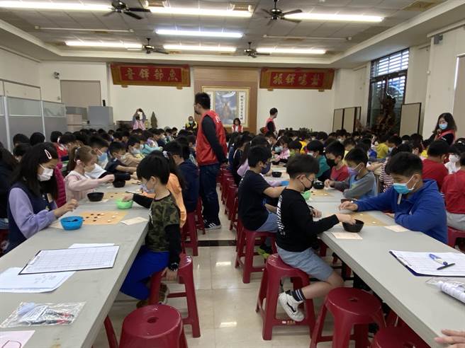 第8届九华山地藏王杯全国围棋赛，小朋友专心赛棋。（廖素慧摄）