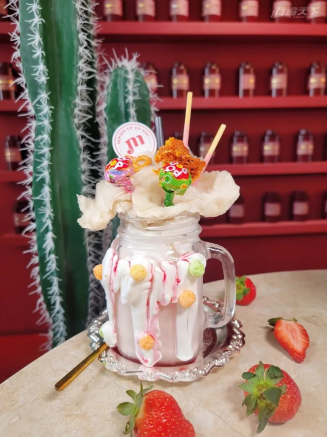 草莓奶昔紅心皇后／310元。超華麗的紅心皇后，香甜濃醇的草莓奶昔搭配棒棒糖、棉花糖、草莓棒、五彩脆球、焦糖、鮮奶油和小脆餅乾，草莓季最浮誇奶昔！（圖／行遍天下提供）