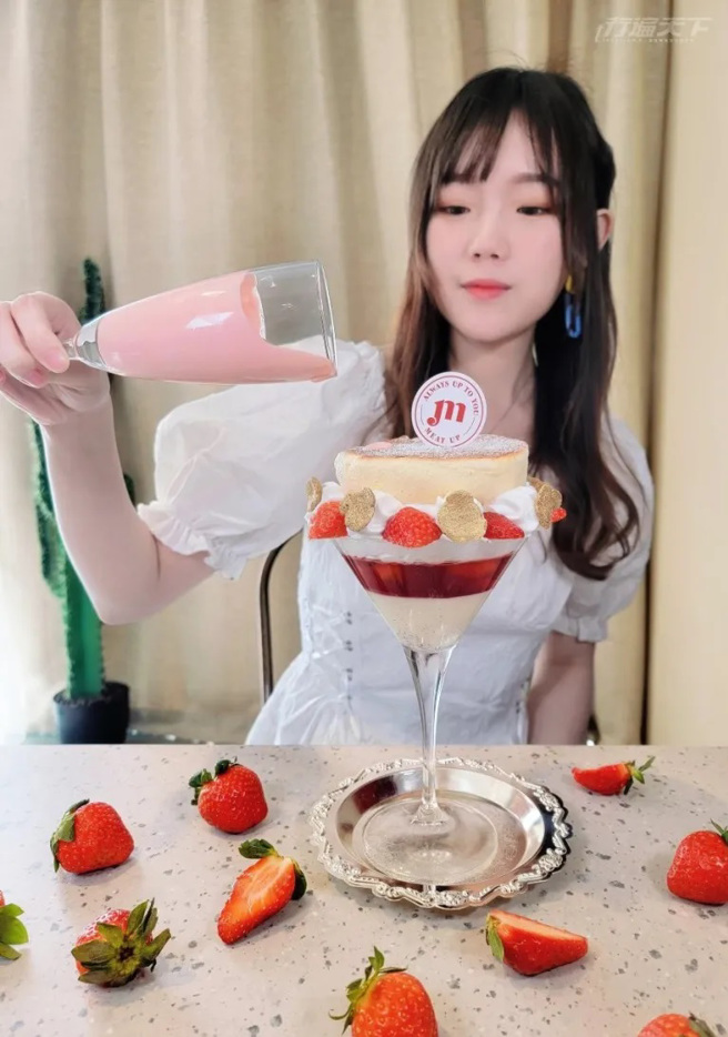 高冷莓莓／320元。草莓奶酪帕菲舒芙蕾杯以馬丁尼杯盛裝，基底有奶酪、草莓果凍、新鮮草莓，鬆軟招牌舒芙蕾和整杯白玉珍珠草莓淋醬，酸甜好滋味！（圖／行遍天下提供）