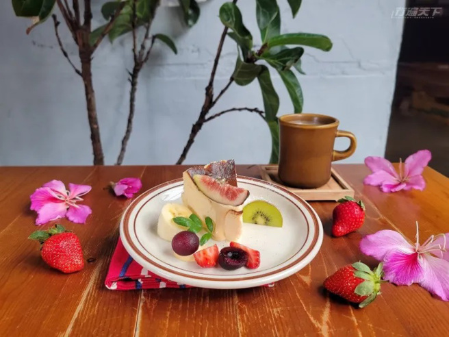 綿綿／210元。使用北海道十勝乳酪與北海道鮮奶油製成慕斯口感的焦香巴斯克起士，搭配多樣新鮮水果，配上一抹焦糖奶油，口感綿密、濃郁。（圖／行遍天下提供）