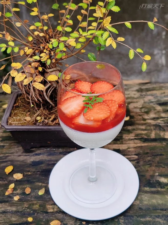 草莓奶酪／160元。每日採買新鮮草莓，並自行熬製草莓果醬，奶酪亦為手工自製，口感綿滑香醇，搭配新鮮草莓和果醬，酸甜沁心，好美味！（圖／行遍天下提供）