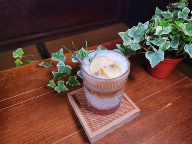 蘋果肉桂拿鐵／160元。堅持不使用現成肉桂粉，以整根肉桂棒和新鮮蘋果熬煮的風味拿鐵，肉桂香氣濃郁，還可以吃到蘋果果肉，風味層次俱佳！（圖／行遍天下提供）