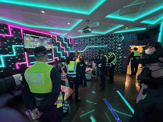 苗栗縣警局動員大批警力加強轄內重點場所臨檢。（苗栗縣警察局提供／李京昇苗栗傳真）