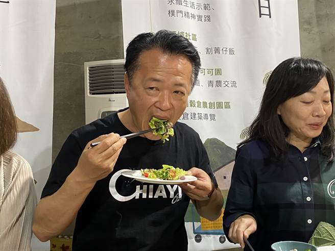 嘉义县长翁章梁大啖中埔乡特色游程的美食。（廖素慧摄）