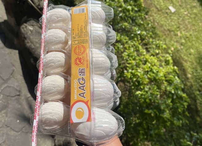 葉女失竊的2盒雞蛋。（簡銘柱翻攝）