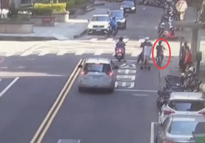 被害人前往超商行經畫面。（警方提供）