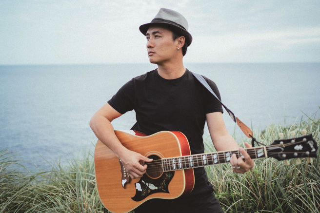 吳志寧，929樂團主唱，如詩的時事詞作，充滿人文氣息，過去經常在「海邊的卡夫卡」舉辦演唱會。（圖／切音樂電影有限公司）