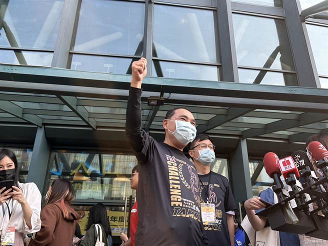 新北市长侯友宜今天表示，淡水高工、南山高中要是赢了冠军，会请吃吃到饱餐厅。（杨亚璇摄）