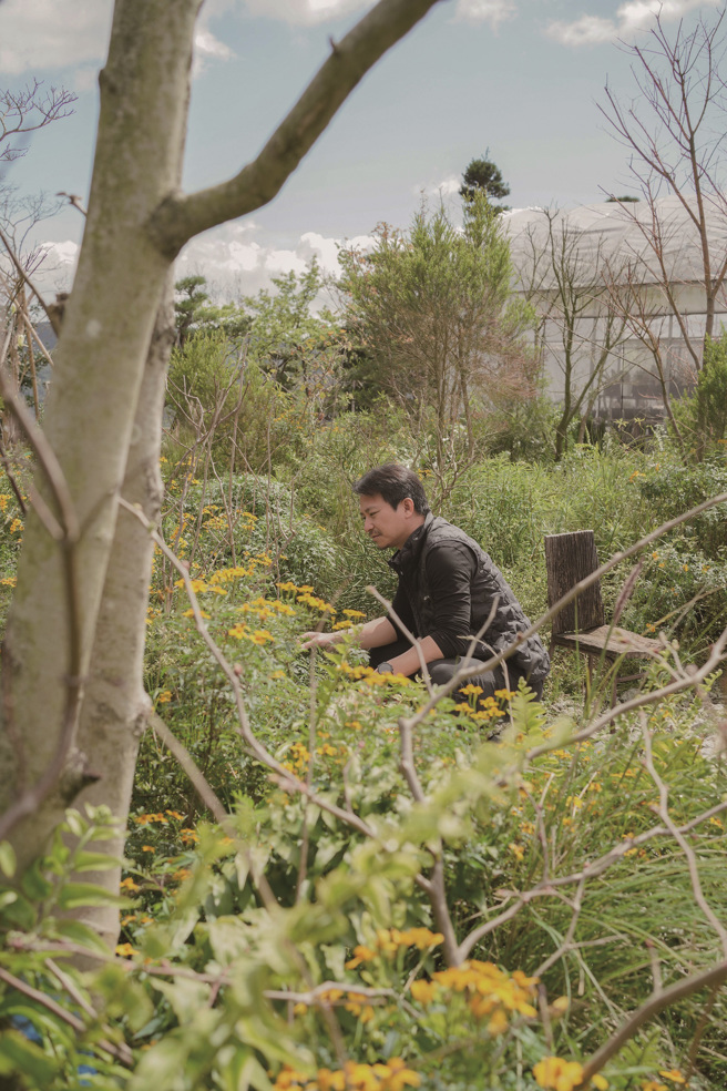 景觀建築師吳書原取經自然，打造與環境共存的庭園景觀。（攝影／Daniel）