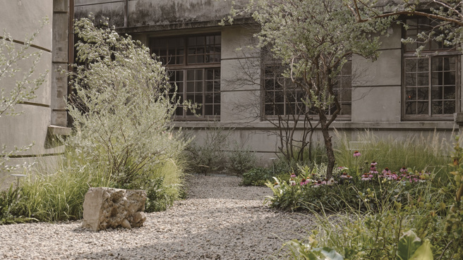 台北市立美術館地下二樓的「迷霧花園」（左）以及「不只是圖書館」（右）的庭園，皆是由大自然獲得靈感而生的庭園造景。（圖／吳書原） (2)