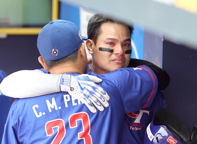 张育成得知无缘晋级后抱着打击教练彭政闵泪崩。（郑任南摄）