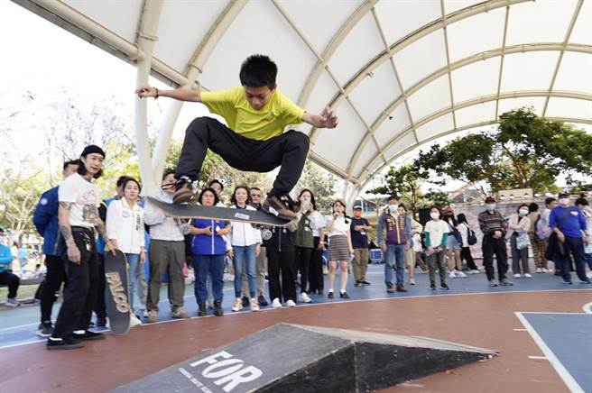 桃园市青年局举办首届「滑热哈街头文化节」，青年学子展现嘻哈、热舞、滑板及涂鸦文化。（吕筱蝉摄）