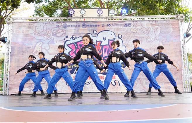 桃园市青年局举办首届「滑热哈街头文化节」，青年学子展现嘻哈、热舞、滑板及涂鸦文化。（吕筱蝉摄）