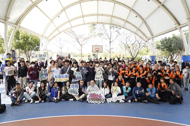 桃园市青年局举办首届「滑热哈街头文化节」，青年学子展现嘻哈、热舞、滑板及涂鸦文化。（吕筱蝉摄）