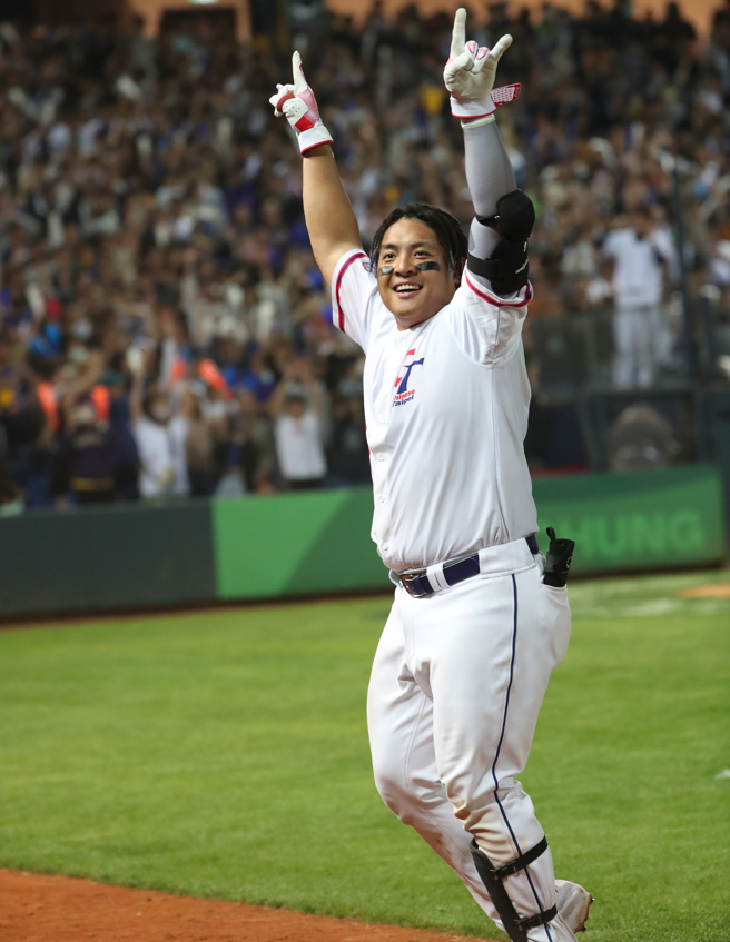 吉力吉捞‧巩冠对阵义大利敲出三分炮一锤定音，赛后兴奋高举双手接受球迷欢呼。（郑任南摄）