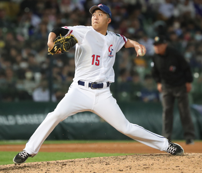 对阵义大利中继2局无失分拿下胜投，吕彦青也是当天寿星。（郑任南摄）