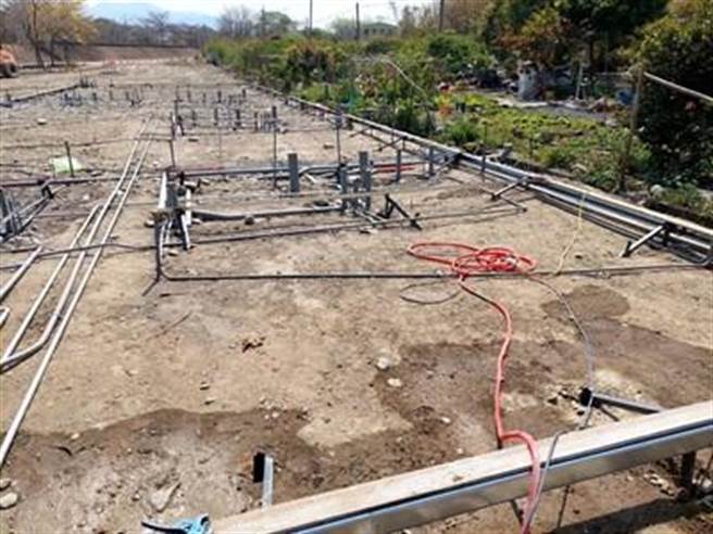 东丰快第3标部分在土牛段石冈衔接大甲溪桥梁段已搭设工务所、施工藩篱等。(台中市府提供)