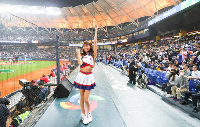 「经典女孩」林襄（前中）也在三垒看台前全力应援。(图／中央社)