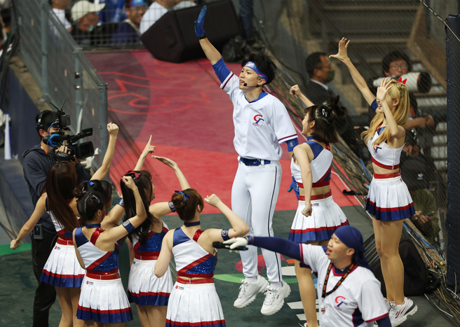 应援团长Travis（后中）与啦啦队「经典女孩」换局时在场边尬舞，嗨翻现场球迷。(图／中央社)