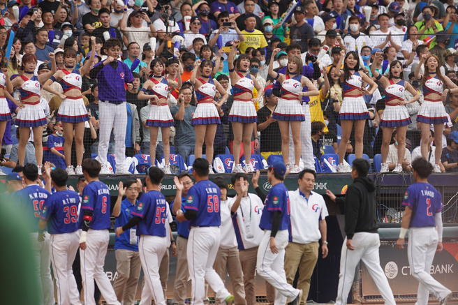 后场边啦啦队「经典女孩」与全场观眾一起向球员们致意。(图／中央社)