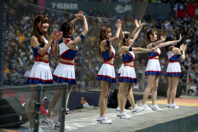 经典女孩带领观眾一同为中华队应援。(图／郑任南摄)