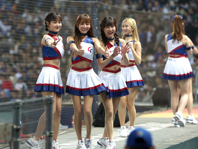 「经典女孩」林襄(左二)和其他「经典女孩」们一起对观眾们比讚。(图／郑任南摄)