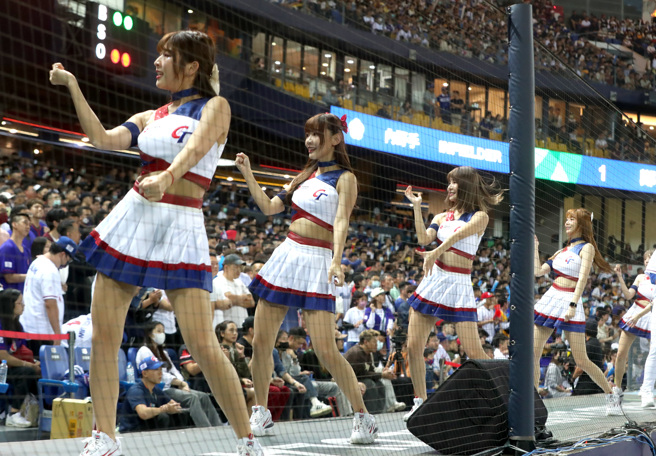 WBC棒球经典赛10日中华队对战义大利，经典女孩啦啦队。（郑任南摄）