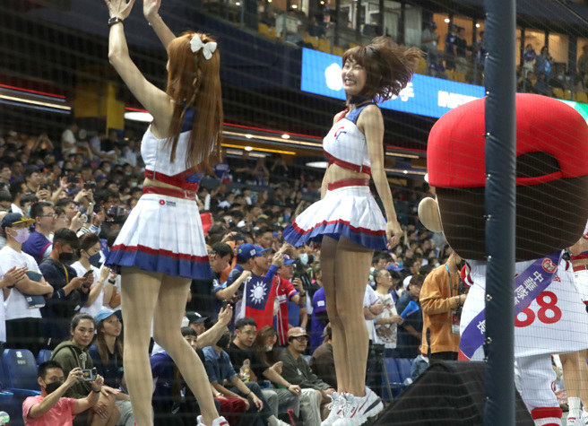 WBC棒球经典赛10日中华队对战义大利，经典女孩啦啦队在台上跳着应援舞蹈。（郑任南摄）