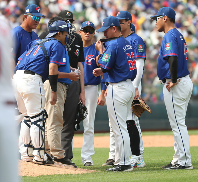 中华队投手曾峻岳登板出现流鼻血情况，防护员紧急上前处理，但他仍在此状态下连续飙出三振。（郑任南摄）