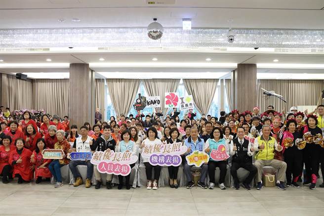 嘉义市政府今天表扬2023年嘉义市绩优长照服务人员暨单位。（廖素慧摄）