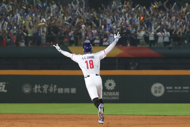旅美好手张育成对战荷兰，敲出一支全垒打后张开双臂庆祝。(图／郑任南摄)