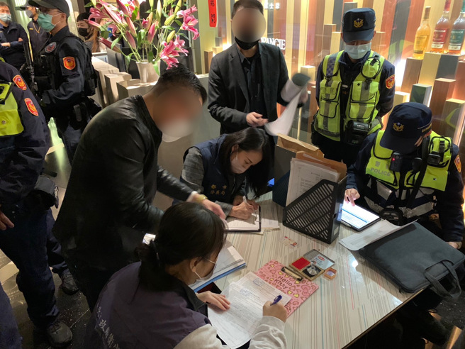 台北市松山分局连日针对黑道帮派据点、营业或围事场所，实施威力扫荡临检，并联合建管、环保、卫生及商业等第三方警政单位以具体行动展现警方净化治安的决心。（简铭柱翻摄）