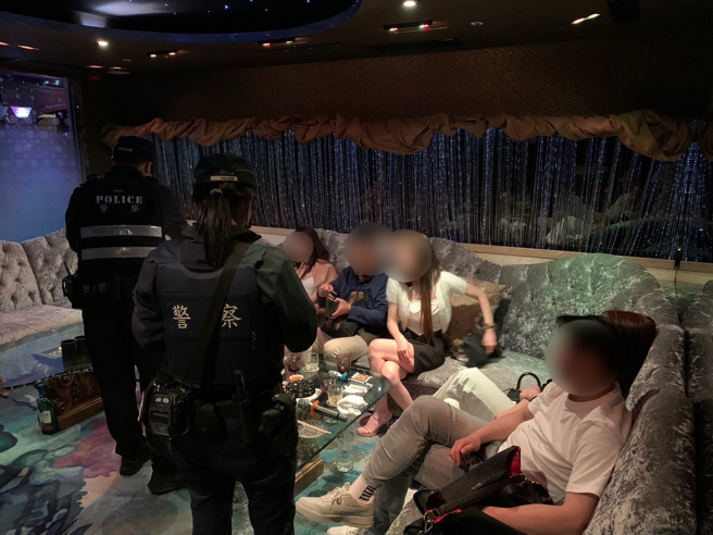 台北市松山分局连日针对黑道帮派据点、营业或围事场所，实施威力扫荡临检，并联合建管、环保、卫生及商业等第三方警政单位以具体行动展现警方净化治安的决心。（简铭柱翻摄）