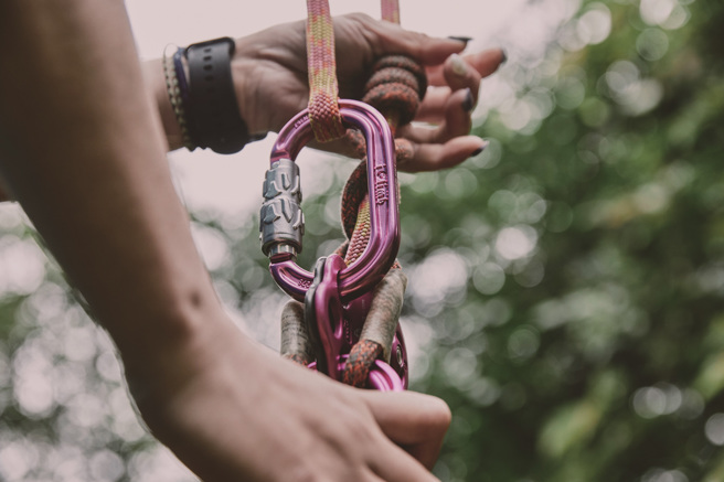 善用繩結、扣環並配戴安全帽，在攀樹師陪同下，任何人都可以安全地進行攀樹活動。（攝影／黃政達）