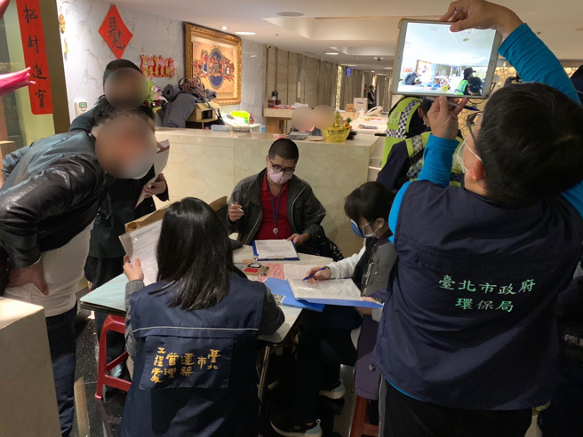 台北市松山分局连日针对黑道帮派据点、营业或围事场所，实施威力扫荡临检，并联合建管、环保、卫生及商业等第三方警政单位以具体行动展现警方净化治安的决心。（简铭柱翻摄）