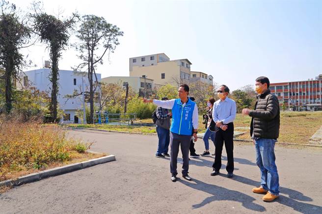 苗栗市長邱鎮軍（右三）邀集苗農、苗栗縣府等單位前往會勘。（苗栗市公所提供／李京昇苗栗傳真）