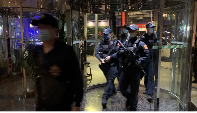 台北市松山分局连日针对黑道帮派据点、营业或围事场所，实施威力扫荡临检，并联合建管、环保、卫生及商业等第三方警政单位以具体行动展现警方净化治安的决心。（简铭柱翻摄）