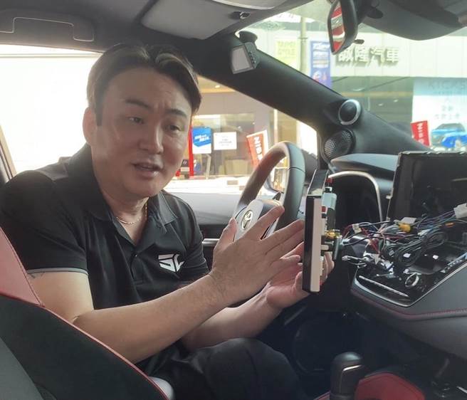 洪毛的第5家「啟程車用多媒體電子科技」開幕。（民視提供）