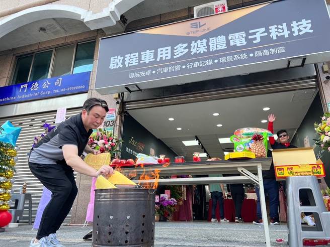 洪毛的第5家「啟程車用多媒體電子科技」開幕。（民視提供）