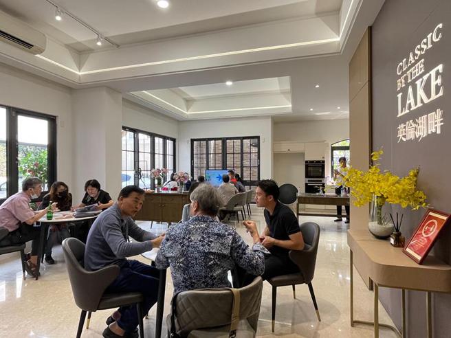 （明基建设推出的「英伦湖畔」，12日公开，吸引30多组赏屋客。图／明基建设提供）
